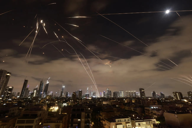 Βομβαρδισμός στο Τελ Αβίβ, ως αντίποινα του Ιράν για την απρόκλητη επίθεση του "ισραληλ"