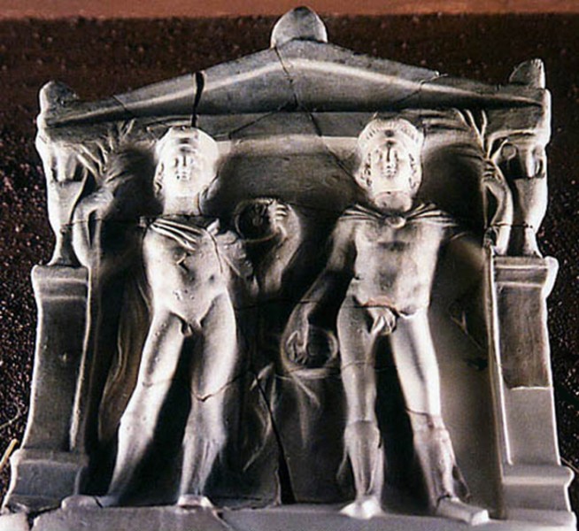 &Delta;&iota;ό&sigma;&kappa;&omicron;&upsilon;&rho;&omicron;&iota;, ἀ&nu;ά&gamma;&lambda;&upsilon;&phi;&omicron; ἀ&pi;ὸ &tau;ὸ&nu; &Tau;ά&rho;&alpha;&nu;&tau;&alpha;