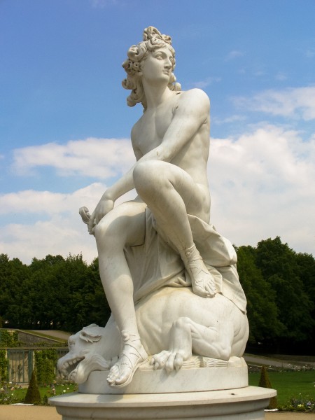 Ἀ&pi;ό&lambda;&lambda;&omega;&nu; ἐ&pi;ὶ &tau;&omicron;ῦ &nu;&epsilon;&kappa;&rho;&omicron;ῦ &Pi;ύ&theta;&omega;&nu;&omicron;&sigmaf;